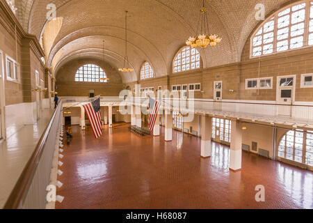 NEW YORK, NEW YORK, Stati Uniti d'America - Ellis Island Sala Grande Sala del Registro di sistema. Foto Stock