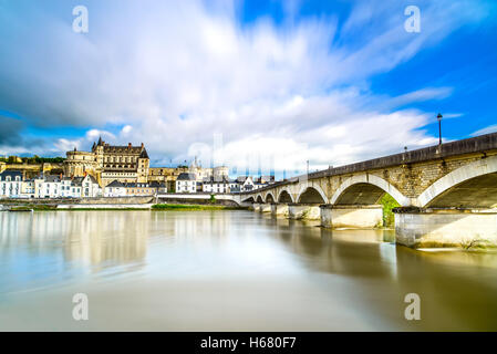 Amboise castello medievale o chateau e il ponte sul fiume Loira. In Francia, in Europa. Sito Unesco. Foto Stock