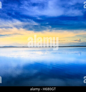 Tramonto blu e giallo paesaggio lagunare. Laguna di Orbetello, Monte Argentario, Toscana, Italia. Foto Stock