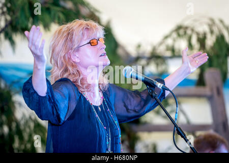 La cantante scozzese Eddi Reader MBE esegue prima una piccola platea in Sussex Foto Stock