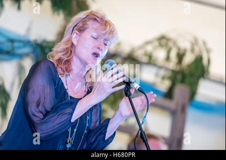 La cantante scozzese Eddi Reader MBE esegue prima una piccola platea in Sussex Foto Stock