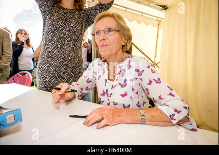 Maria Berry dimostrando i suoi metodi di cottura a West Dean Gardens Foto Stock