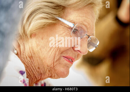 Maria Berry dimostrando i suoi metodi di cottura a West Dean Gardens Foto Stock