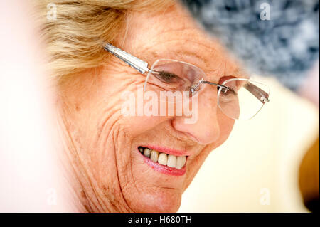 Maria Berry dimostrando i suoi metodi di cottura a West Dean Gardens Foto Stock