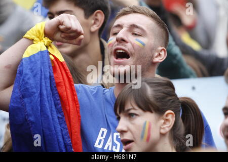 Bucarest, Romania - 19 ottobre 2016: una giovane donna e uomo con il rumeno e bandiera moldava dipinta sul loro guance partecipare Foto Stock