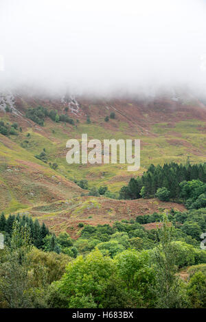 Cloud pioggia formando una fitta nebbia scendendo dal ripido pendio di Bidean nam Bian in Glen Coe, Argyll, Highlands scozzesi, Scozia Foto Stock