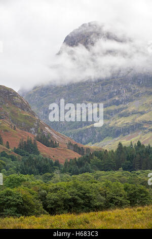 Cima della montagna di Bidean nam Bian e le famose Tre sorelle di Glen Coe è avvolta nella nebbia, Argyll, Highlands scozzesi, Scozia Foto Stock