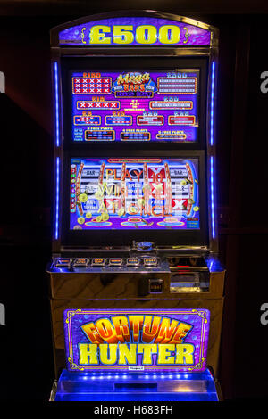 Display blu colorato e slot machine / macchina di frutta nel pub inglese, REGNO UNITO Foto Stock