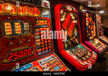 Coloratissima slot machine / macchina di frutta nel pub inglese, REGNO UNITO Foto Stock