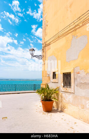 Facede barocca decorata con fiori in Italia. Foto Stock