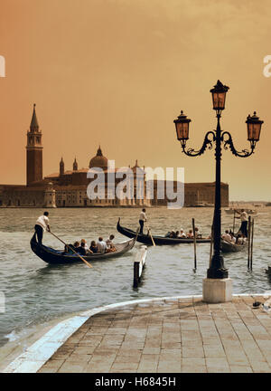Chiesa di San Giorgio Maggiore con le gondole, Venezia, Italia Foto Stock