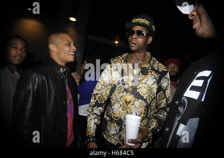 (L-R) esclusivo: Rappers T.I. e 2 Chainz assiste i giovani Jeezy e 2 Chainz 'RIP' Musica Video a Graystone Manor nel febbraio 11, 2013 a Los Angeles, California. Foto Stock