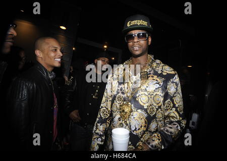 (L-R) esclusivo: Rappers T.I. e 2 Chainz assiste i giovani Jeezy e 2 Chainz 'RIP' Musica Video a Graystone Manor nel febbraio 11, 2013 a Los Angeles, California. Foto Stock