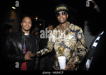 (L-R) esclusivo: Rappers T.I. e 2 Chainz assiste i giovani Jeezy e 2 Chainz 'RIP' Musica Video a Graystone Manor nel febbraio 11, 2013 a Los Angeles, California. Foto Stock