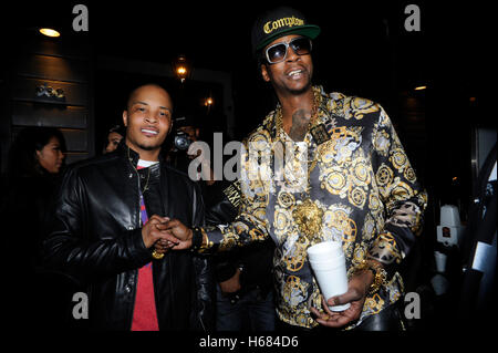 (L-R) esclusivo: Rappers T.I. e 2 Chainz assiste i giovani Jeezy e 2 Chainz 'RIP' Musica Video a Graystone Manor nel febbraio 11, 2013 a Los Angeles, California. Foto Stock