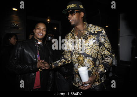 (L-R) esclusivo: Rappers T.I. e 2 Chainz assiste i giovani Jeezy e 2 Chainz 'RIP' Musica Video a Graystone Manor nel febbraio 11, 2013 a Los Angeles, California. Foto Stock