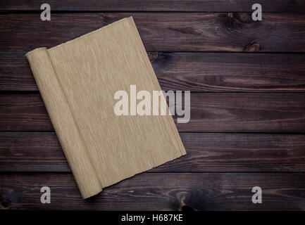Svuotare tavolo in legno con tovaglia Foto Stock