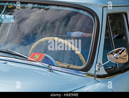 Vista frontale di un vecchio blu limousine nel sedile conducente Foto Stock