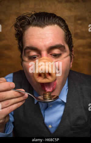 Silly pig uomo mangiare perdere cambiare per il settore bancario avidità immagine Foto Stock