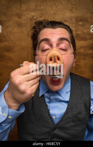 Silly pig uomo mangiare perdere cambiare per il settore bancario avidità immagine Foto Stock