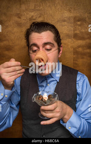 Silly pig uomo mangiare perdere cambiare per il settore bancario avidità immagine Foto Stock