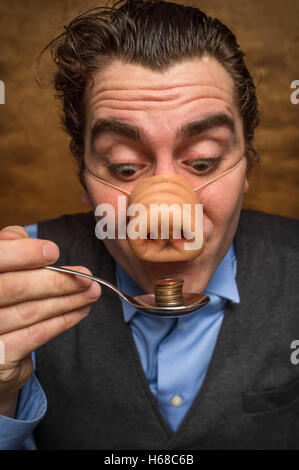 Silly pig uomo mangiare perdere cambiare per il settore bancario avidità immagine Foto Stock