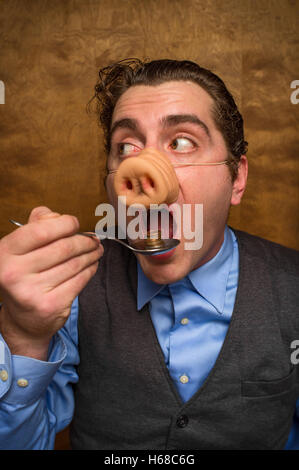 Silly pig uomo mangiare perdere cambiare per il settore bancario avidità immagine Foto Stock