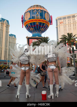 Due donne abbigliate come showgirl di Las Vegas Strip in attesa di posare per le foto con i turisti Foto Stock