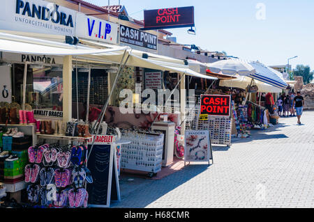 I negozi sulla strada principale per lo shopping in Oludeniz, Turchia. Foto Stock