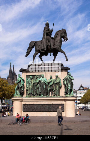 Germania, Colonia, statua equestre imperatore Friedrich Wilhem III, re di Prussia in Heumarket, sullo sfondo la cathed Foto Stock