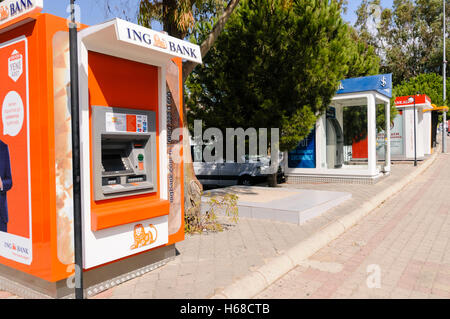 Fila di bancomat ATM chioschi. Foto Stock