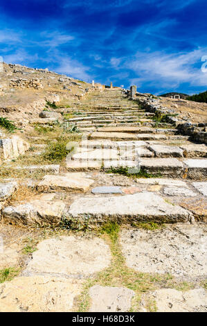 Percorso Romano passi che conducono fino alla cima di una collina a Hieropolis, Pamakkule, Turchia Foto Stock