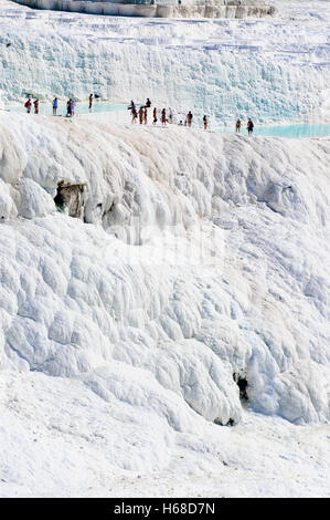 I visitatori la balneazione in acque termali piscine acqua a Pamakkule, Turchia Foto Stock