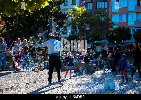 Germania, Colonia, uomo fa bolle di sapone sul Reno giardino nella parte vecchia della citta'. Foto Stock