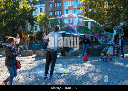 Germania, Colonia, uomo fa bolle di sapone sul Reno giardino nella parte vecchia della citta'. Foto Stock