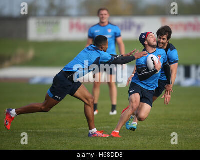 L'Inghilterra del Josh Hodgson sulla palla durante una sessione di formazione a sud di Leeds Stadium. Foto Stock