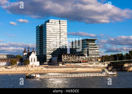 Germania, Colonia, vista sul fiume Reno all'alto edificio torre Lanxess nel quartiere Deutz. Foto Stock