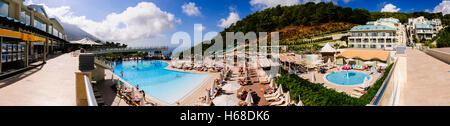 Vista panoramica della zona piscina all'Orka Sunlife hotel in Turchia Foto Stock