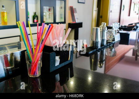 Cannucce e attrezzature da cocktail sul bancone di un bar. Foto Stock