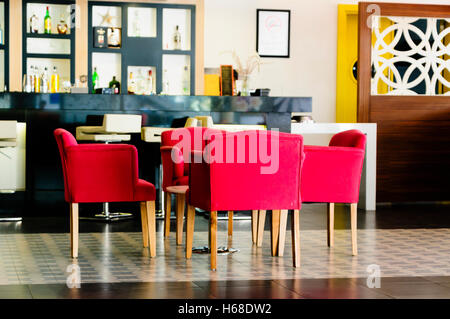 Sedie rosse nel bar di un hotel. Foto Stock