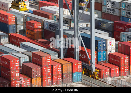 I contenitori di spedizione a London Gateway, Essex Foto Stock