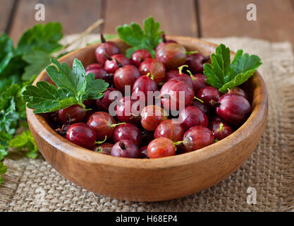 Ribes rosso in una ciotola di legno Foto Stock