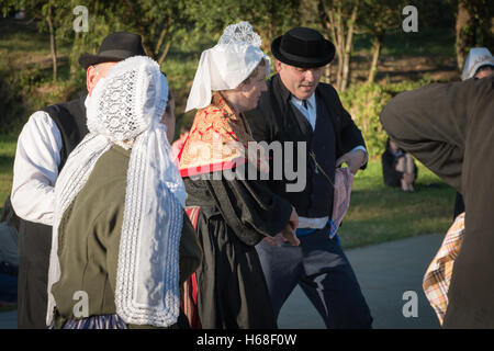 Brem sur Mer, Francia - Luglio 09, 2016 : coppie danzanti in uno spettacolo di danza tradizionale di troupe Vendee regione della Francia, celebratin Foto Stock