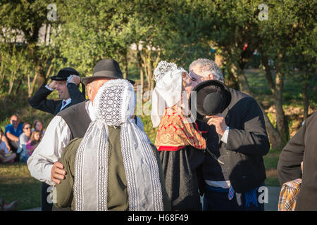 Brem sur Mer, Francia - Luglio 09, 2016 : coppie danzanti in uno spettacolo di danza tradizionale di troupe Vendee regione della Francia, celebratin Foto Stock