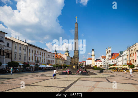 Banska Bystrica, Slovacchia - 07 agosto 2015: vecchia piazza principale con soldati russi monumento, Torre dell'orologio Foto Stock