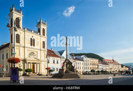 Banska Bystrica, Slovacchia - 07 agosto 2015: la piazza principale della città con San Francesco Saverio Cattedrale. Banska Bystrica, Slovaki Foto Stock