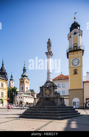 Banska Bystrica, Slovacchia - 07 agosto 2015: il vecchio castello con torre dell orologio sulla giornata di sole. Barbican. Santo scultura su colonna Foto Stock