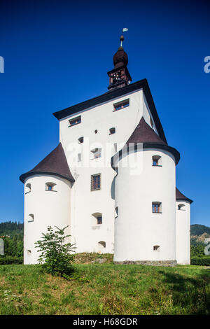 Banska Stiavnica, Slovacchia - agosto 06, 2015: Nuovo castello - costruito nel 1571 l'edificio - chiamato anche Frauenberg - dalla collina dove Foto Stock