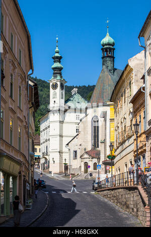 Banska Stiavnica, Slovacchia - agosto 06, 2015: persone walka lungo la principale strada slopy di Banksa Bystrica, Unsesco città in Slova Foto Stock