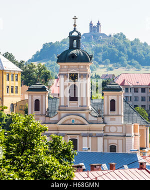 Banska Stiavnica, Slovacchia - agosto 06, 2015: Chiesa parrocchiale di Santa Maria Assunta in Banska Stiavnica, Slovacchia Foto Stock